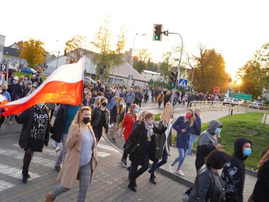 Gryfów Śląski. Protestujący pod domem senatora PiS