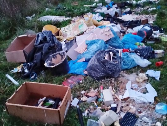 Hałda śmieci podrzucona sąsiadowi. Śmieciarz zostawił swoje namiary