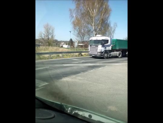 Ignorują STOP na przejeździe kolejowym