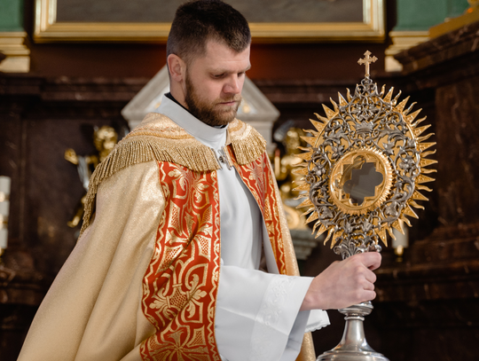 Ile zarabiają księża? Różnie. Proboszcz nie ma jednak kokosów