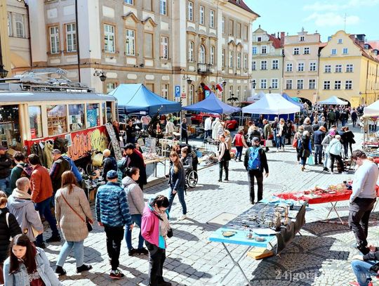 Jelenia Góra. Pierwsza edycja wiosennego targu staroci