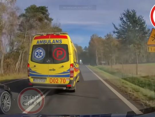 Kierowca ambulansu ze Zgorzelca gwałtownie hamuje i zajeżdża drogę