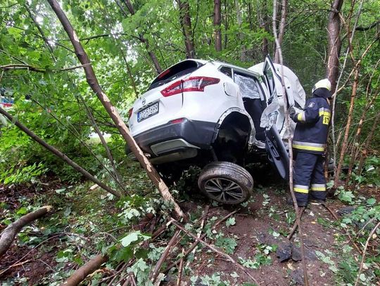 Kierowca stracił kontrolę nad autem i wbił się nissanem między drzewa