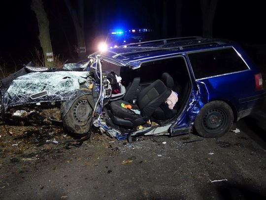 Kierowca VW Passata czołowo uderzył w przydrożne drzewo