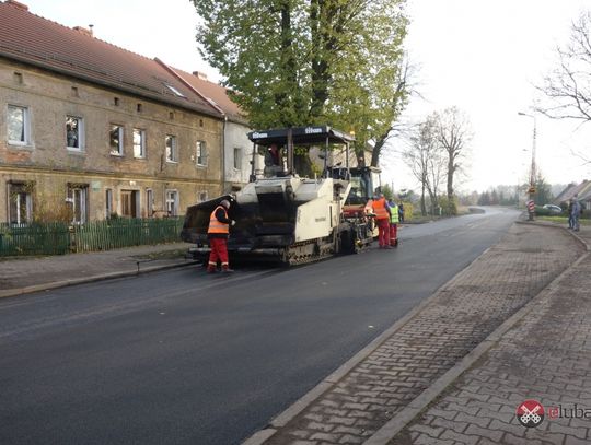 Kładą asfalt na Księginkach