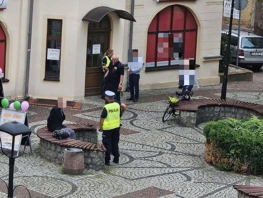 Klient z „bronią” w banku. Sytuację opanował pracownik i strażnicy miejscy