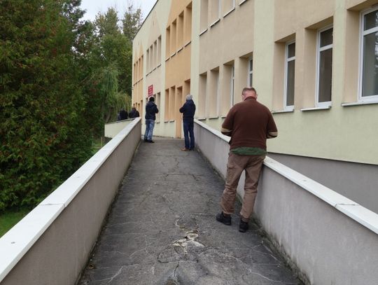 Kolejka do punktu wymazowego w ŁCM w Lubaniu