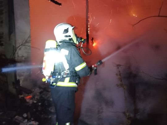 Kolejny pożar pustostanu. Strażacy pracowali przez trzy godziny