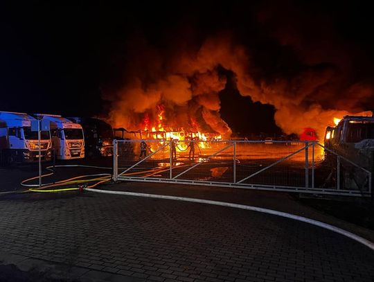 Kolejny pożar w bazie w Osiecznicy, spłonęło 16 ciężarówek