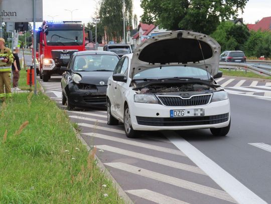 Kolizja na DK30. Jedna z kierujących wymusiła pierwszeństwo