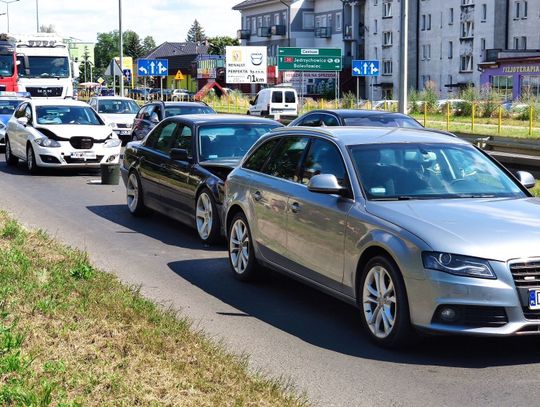 Kolizja trzech aut przed przejściem dla pieszych