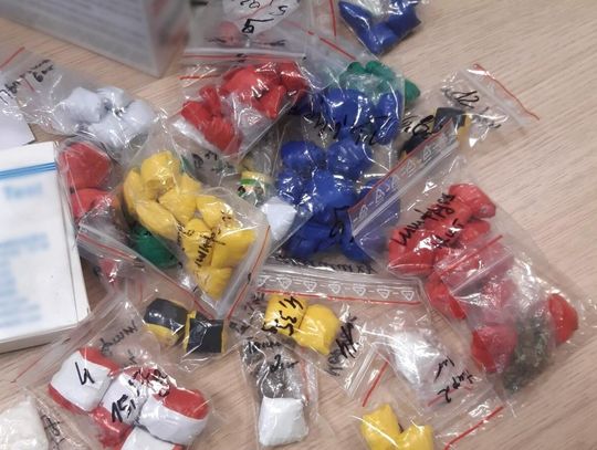Kolorowe przesyłki z niespodzianką. KAS przejęła prawie kilogram narkotyków