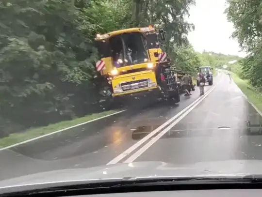 Kombajn w rowie. Utrudnienia na drodze wojewódzkiej