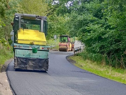 Końcowy etap przebudowy drogi powiatowej w Wyrębie