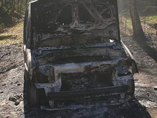 Ktoś podpalił samochód w lesie