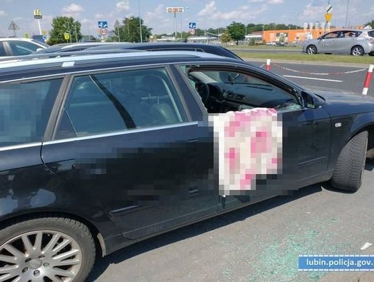 Ku przestrodze. Zostawiła dziecko w nagrzanym aucie 