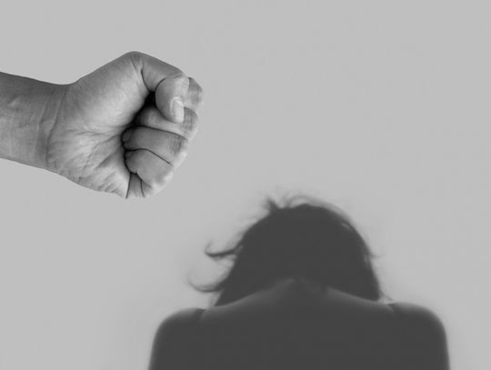 Latami znęcał się psychicznie i fizycznie nad swoją partnerką