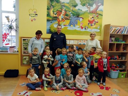 Lekcja z policjantem na temat bezpieczeństwa