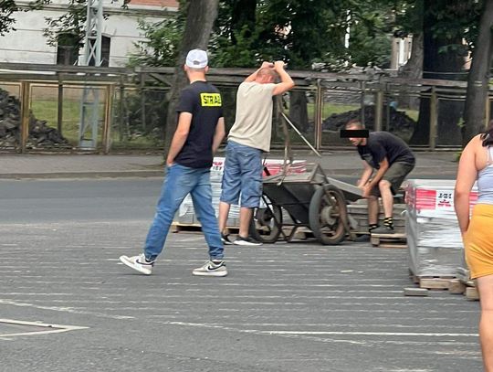 Leśna. Kradli w biały dzień, myśleli, że nikt nie zwróci uwagi