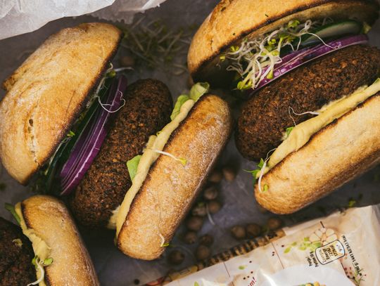 Letni burger z ciecierzycy