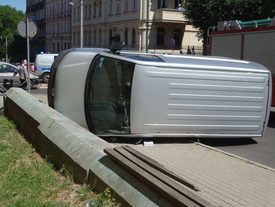 Lubań. Bus na boku