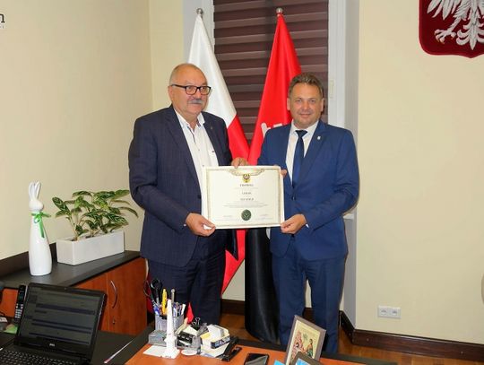 Lubań. Marszałek przywiózł pieniądze na remont chodników