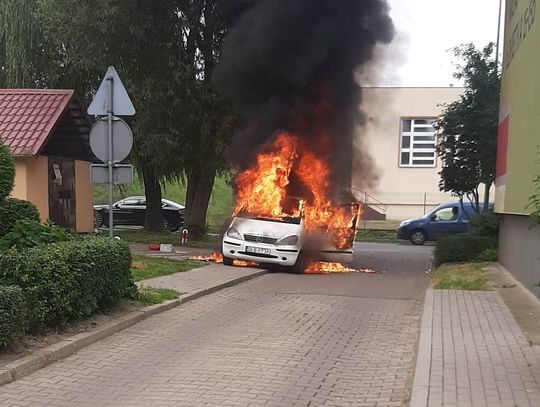 Lubań. Spłonęło auto zaparkowane między blokami na Osiedlu Piastów