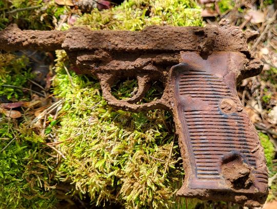 Lubańscy detektoryści wykopali niemiecki pistolet samopowtarzalny