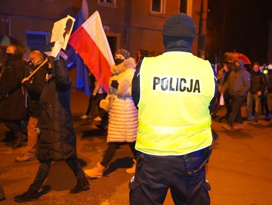 Lwówek Śląski. Policja ściga nastolatki za udział w strajku kobiet