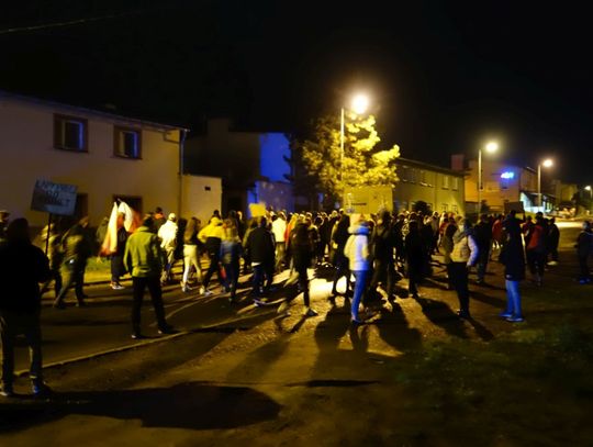 Marsz protestujących pod dom burmistrz Lubania. "Wszyscy mówili, że jest z PiS"
