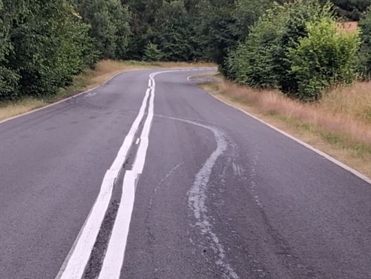 Mercedes uderzył w drzewo i wpadł do rowu. Świadkowie mówią o alkoholu