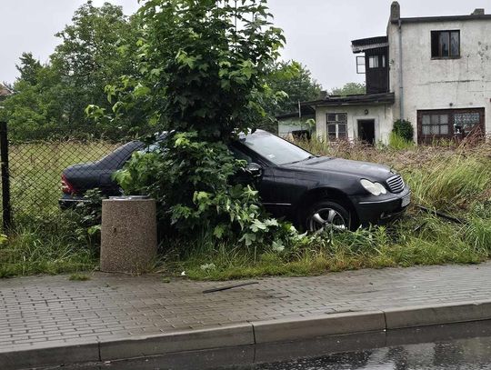 Mercedes utknął w przydrożnym ogrodzie. Kierowca uciekł