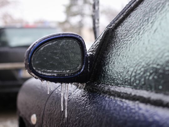 Meteorolodzy ostrzegają. Śliskie drogi i silne podmuchy wiatru mogą utrudnić niedzielny poranek