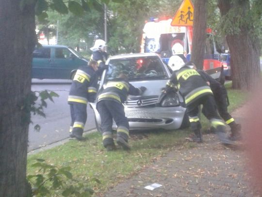 Miał 2 promile. Wjechał w drzewo.