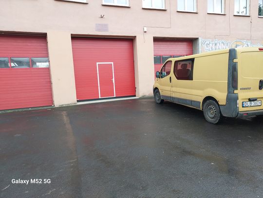 Mistrz parkowania zastawił bramę remizy OSP w Olszynie