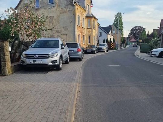 Mistrzowie parkowania. Droga po remoncie tylko chodniki nie dla pieszych
