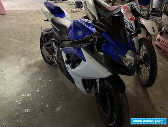 Motocykle i silnik z Audi Q5 ukryte w garażu. Policjanci zatrzymali pasera