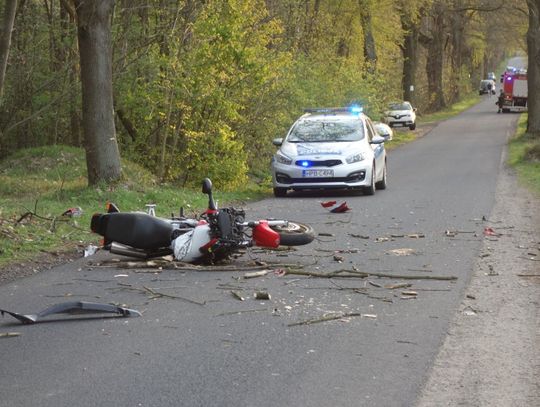 Motocyklista rozbił się na drzewie