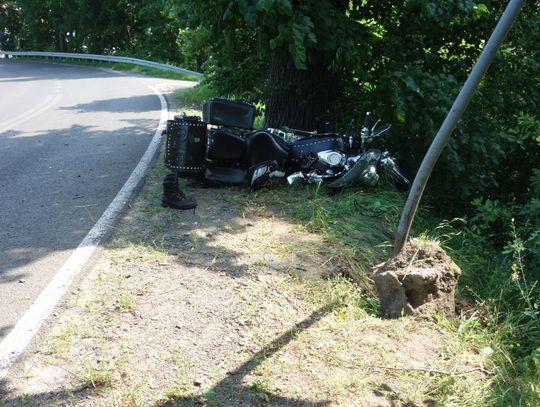 Motocyklista spadł z wysokiej skarpy