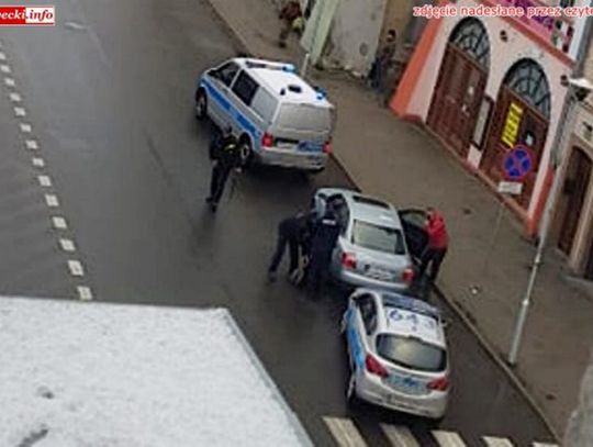 Musieli wyciągnąć go siłą z kradzionego auta