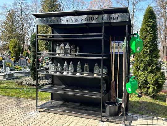 Na lubańskich cmentarzach pojawiły się nowe zniczodzielnie