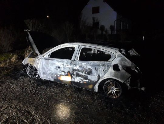Nad ranem w Karłowicach spłonął samochód osobowy