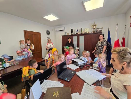 Najmłodsi mieszkańcy Gminy Lubań odwiedzili wójt w pracy