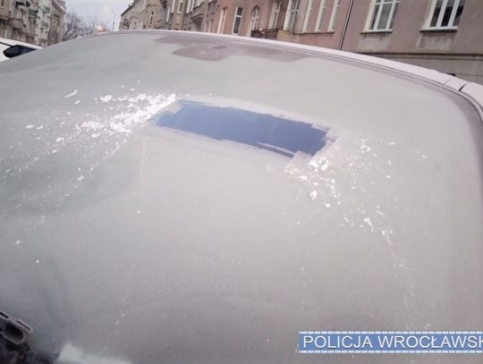 Nie bądź czołgistą - oczyść z lodu całą szybę auta!