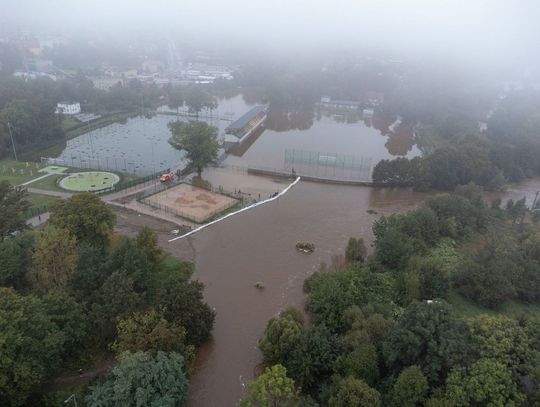 Co z lubańskim stadionem? Niemal pół roku po powodzi obiekt wciąż stoi nieużywany