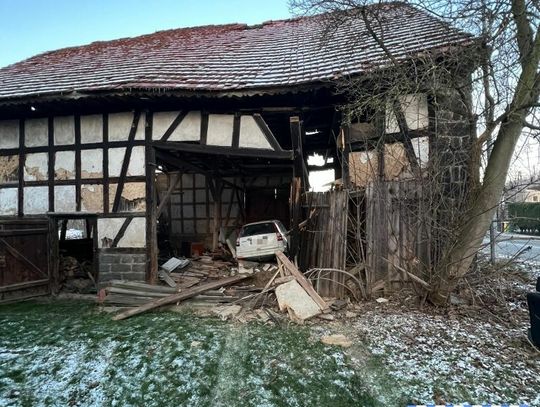 Nikt nie przyznaje się do prowadzenia auta, które wjechało do stodoły