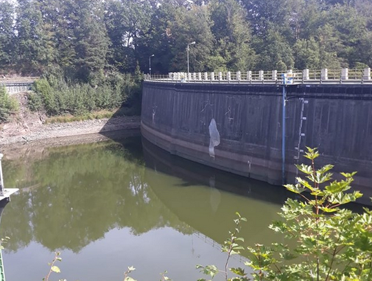 Niski stan wody nad Zbiornikiem Leśniańskim