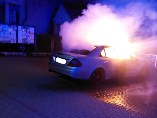 Nocna akcja straży. Podpalenie mercedesa w Olszynie