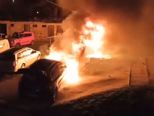 Nocny pożar na parkingu. Spłonęła przyczepa kempingowa i samochód