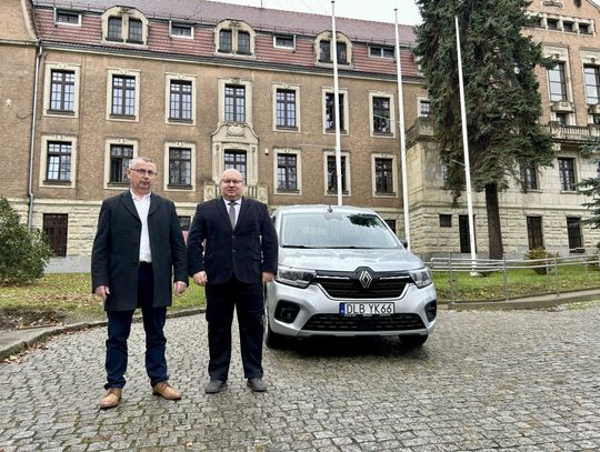 Nowy samochód służbowy dla Centrum Obsługi Placówek Opiekuńczo-Wychowawczych